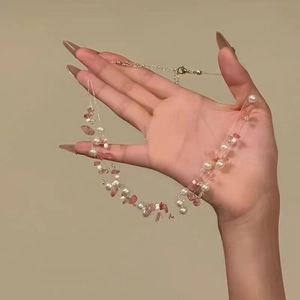 Détail du collier de perles et cristaux roses avec perles flottantes et fermoir homard