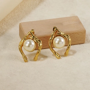 Boucles d'oreilles perles lave irrégulières dorées style français avec perles blanches