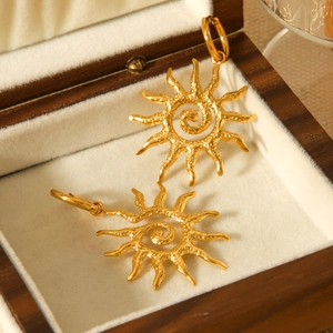 18K gold-plated stainless steel sun earrings with hammered texture in a wooden box