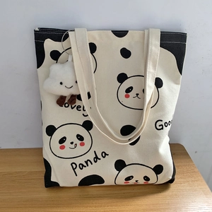 Detail der süßen Panda-Stofftasche mit Lovely Panda Text und Wolken-Anhänger