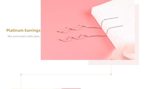 Detailed view of minimalist S925 sterling silver wave-shaped ear threads in white gold finish