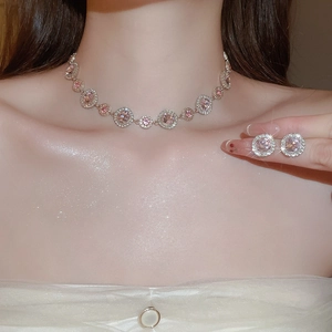 Detail von geometrischem Halsketten und Ohrring Set mit rosa und weißen Kristallen