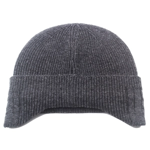 Détail du bonnet en maille gris foncé avec protège-oreilles et texture côtelée pour l'hiver