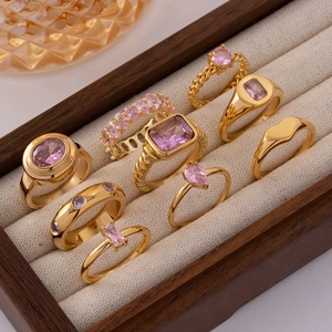 Sammlung von Goldringen mit verschiedenen rosa Edelsteinen in einer edlen Displaybox
