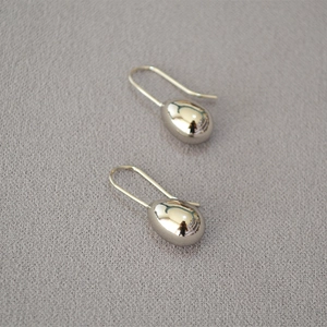Polished silver teardrop earrings with a minimalist drop design for everyday style