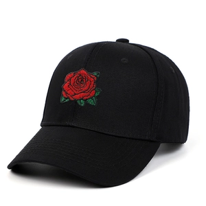 Casquette de baseball noire en coton avec broderie de rose rouge sur fond blanc pur