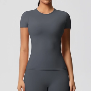 Détail macro du tissu gris anthracite à séchage rapide du t-shirt yoga slim