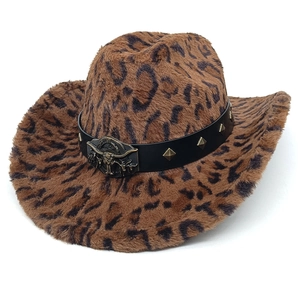 Détail chapeau de cow-boy léopard avec sangle en cuir, clous et boucle tête de taureau