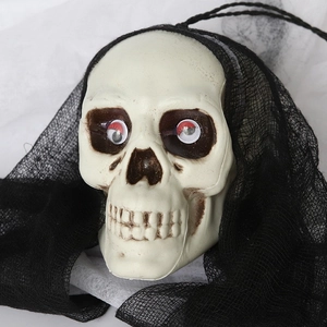 Décoration d'Halloween crâne à suspendre avec yeux rouges et voile en maille noire