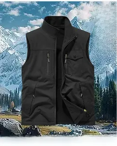 Details des Fleecefutter und Mehrfachtaschen-Designs auf der wetterfeste Outdoor-Weste