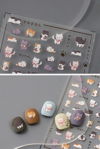 Detail von geprägten Katzen-Nagelaufklebern TS-2849 mit DIY-Designs auf bunten Tips