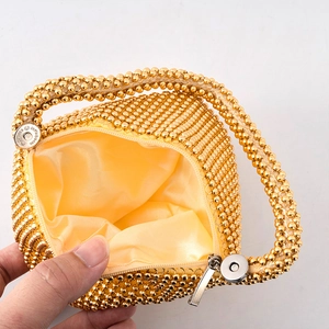 Elegante goldene Perlen-Abendtasche mit Reißverschluss und gelbem Stofffutter-Detail