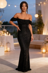Détail d'une robe noire à paillettes, épaules dénudées avec une texture scintillante