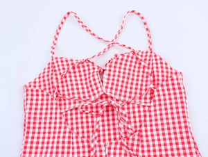 Detail des rot-weißen Gingham-Kleides mit überkreuzten Trägern und Reißverschluss