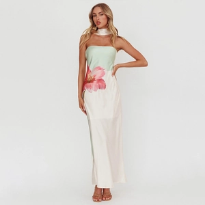 Détail de l'imprimé floral satiné sur la robe bustier blanc crème avec foulard