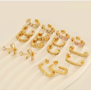 Détail des boucles d'oreilles en acier inoxydable plaqué or 18 carats avec diamants