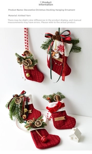 Detalle de calcetín navideño de punto rojo con piñas, canela y decoración de lazo