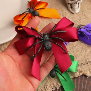 Pince à cheveux nœud papillon araignée d'Halloween tenue à la main en décor festif