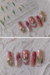 Gros plan d'autocollants pour ongles tulipes élégants sur divers ongles manucurés