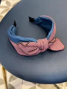 Détail du serre-tête avec motif pied-de-poule rose, denim bleu et nœud papillon chic