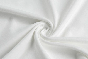 Gros plan sur la maille blanche montrant la texture fine et le fini brillant