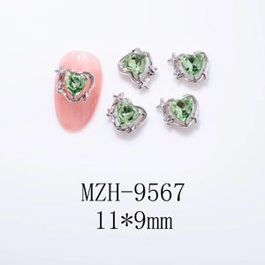 Vue macro de breloques nail art cœur strass vert avec cadres argentés taille 11x9mm