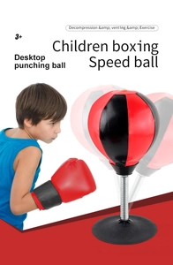 Bureauboxbalset voor kinderen met een rode boksbal op veer en bokshandschoen
