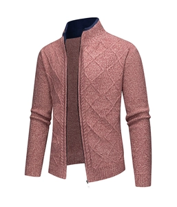 Detail der Herrenstrickjacke in Rot mit Rauten-Jacquard-Muster und Rippstrickbündchen