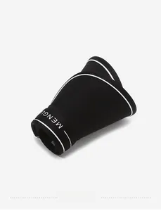 Dettaglio di una visiera parasole nera pieghevole con design compatto e logo del brand