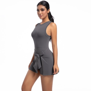 Dettaglio del vestito da tennis grigio con design racerback e fiocco in vita
