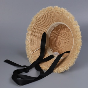 Detailaufnahme von Bast-Sonnenhut mit Fransenrand und schwarzem Satinband-Besatz