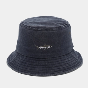 Detalle del bordado de tiburón en el gorro bucket de denim lavado azul con ojales