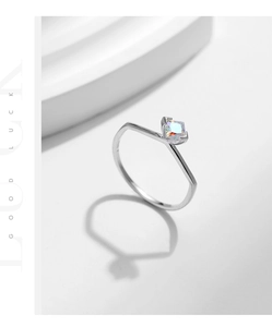 Détail d'une bague en argent S925 avec une pierre précieuse carrée aux reflets colorés