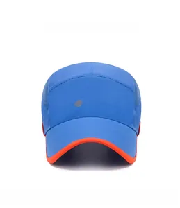Vorderansicht der blauen Sonnenschutzkappe mit orangem Rand und atmungsaktivem Mesh-Gewebe