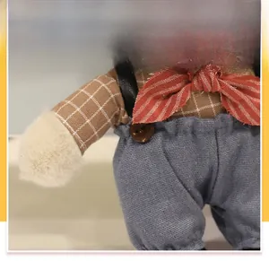 Dettaglio di un coniglio di peluche con camicia a quadri e pantaloni di cotone blu