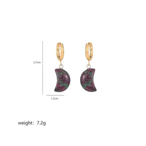 Dettaglio orecchini a mezzaluna in rubino e zoisite con dimensioni 3,7 cm x 1,3 cm e peso 7,2g