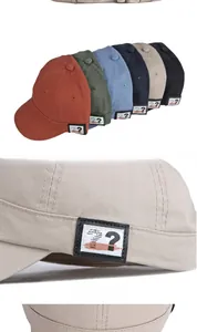 Detail van katoenen miki-hats met retro-patch en de getextureerde canvasstof