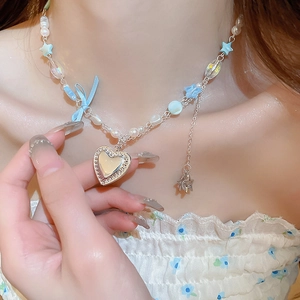 Collier de perles de style français avec nœud en ruban bleu et pendentif cœur