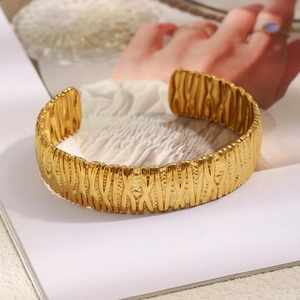 Bracelet jonc large doré 18 carats au design de texture ondulée pour femmes