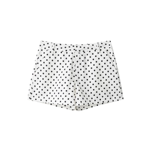 Short blanc chic à pois noirs avec poches latérales et une coupe de jambe droite
