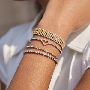 Elegante set di 4 braccialetti tennis placcati in oro con ciondoli a cuore e zirconi