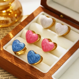 Boucles d'oreilles cœur en émail minimalistes en blanc perle, rose pêche et bleu roi