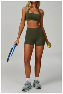 Vue détaillée du short de yoga taille haute et de la brassière de sport olive en mat