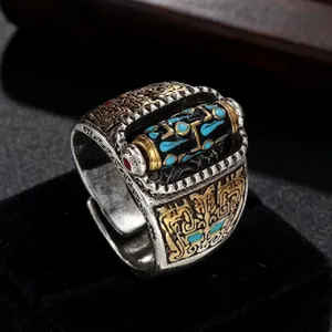 Detailopname van vintage punk spinnenring met draakgravures en draaiende cilinder