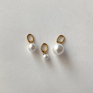 Drei Größen runder Kunstperlenanhänger mit eleganten goldenen Metallringverschlüssen