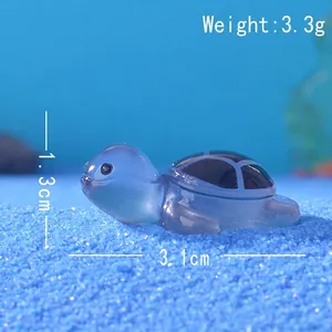 Vista dettagliata di una tartaruga in miniatura in resina blu di 3,1 cm di lunghezza