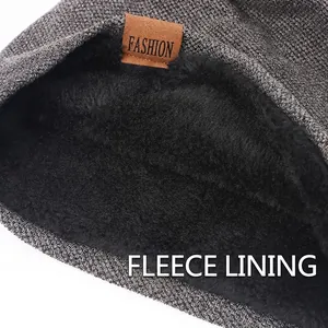 Berretto in maglia grigia con calda fodera in pile nero ed etichetta in pelle moda