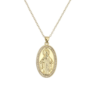 Collana dorata con pendente Vergine Maria e zirconi scintillanti su sfondo bianco