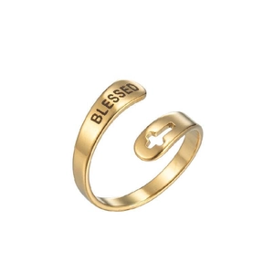 Détail d'une bague dorée ajustable avec découpe en croix et gravure Blessed