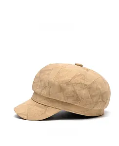 Vista detallada de la gorra tipo newsboy caqui con costuras de patchwork geométricas únicas
